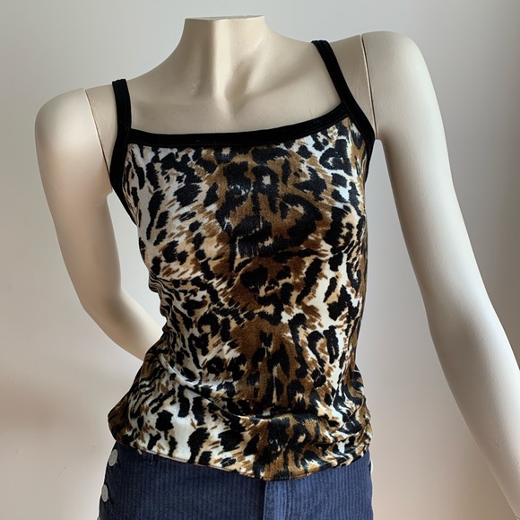 🦋✨ 2/15$ TOPS ✨🦋 Cheetah velvet top - Picture 2 of 6